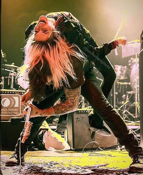 Alison Mosshart … The Kills, Alison Mosshart, Female Inspiration, Classic Rock And Roll, Women Of Rock, Female Guitarist, Rock N Roll Music, Cinema Posters, Jack White