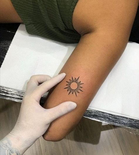 Tatoos Sun, Sun Tattoo Ideas, Sun Tattoo Designs, Sun Tattoos, Tattoo Old School, Inspiration Tattoos, Discreet Tattoos, Sun Tattoo, Dainty Tattoos