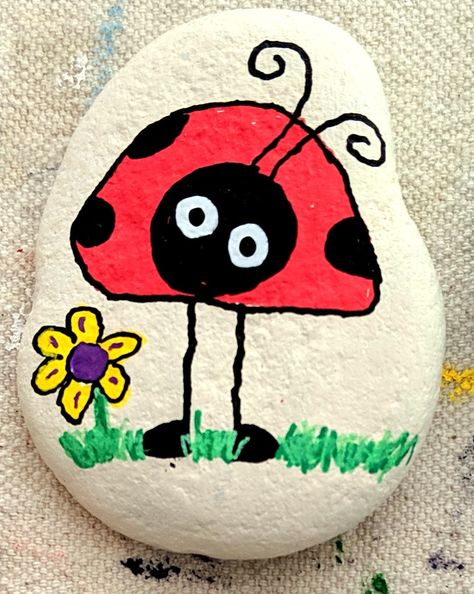 Rock Painting Bugs, Painted Rocks Flowers Simple, Cute Rock Painting Ideas Easy Flowers, Flowers Painted Rocks, Painted Rocks Ideas Easy Flowers, Simple Painted Rocks, Stone Painting Easy Simple, Animal Painted Rocks, Simple Rock Painting