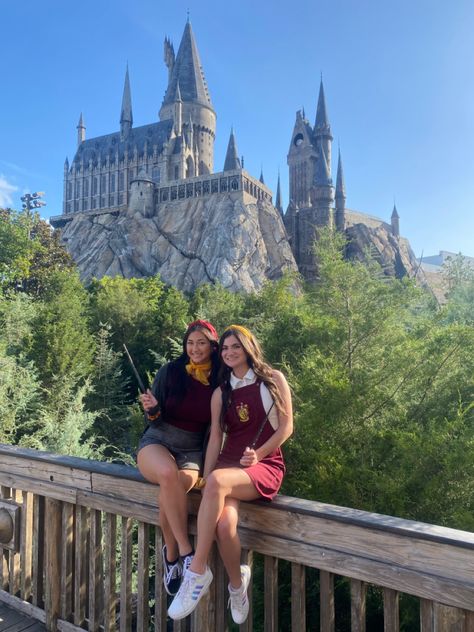 Universal Studios La Outfit, Slytherin Inspired Outfits Summer, Universal Aesthetic Pictures, Universal Studios Harry Potter Outfit, Universal Orlando Photo Ideas, Universal Park Outfit, Universal Orlando Photo Spots, Universal Studios Outfit Harry Potter, Harry Potter World Outfit