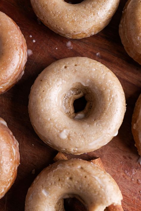 These Easy Spiced Baked Donuts with Vanilla Glaze only take about 20 minutes to make and are the perfect fall treat. Homemade Baked Donuts, Fall Donuts, Pistachio Muffins, Homemade Cider, Cider Donuts Recipe, Sweet Muffins, Apple Coffee Cakes, Cinnamon Donuts, Sweet Potato Muffins