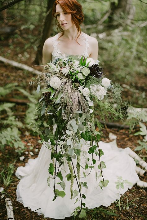 Enchanted Forest Wedding ideas for the earthy bride that is looking for something elegant and earthy Enchanted Forest Wedding Flowers Bouquets, Forest Wedding Ideas, Forest Queen, Woodland Wedding Venues, Woodland Theme Wedding, Woodland Wedding Decorations, Bouquet Champetre, Enchanted Forest Theme, Enchanted Woodland