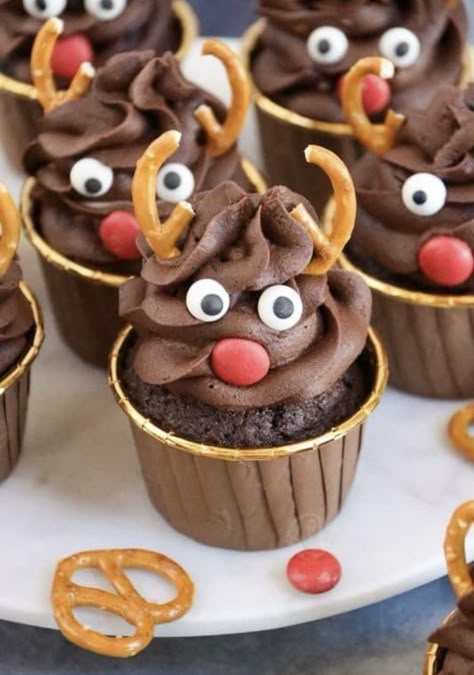 Easy Christmas Cupcakes, Reindeer Cupcakes, Christmas Cupcakes Recipes, Janes Patisserie, Xmas Desserts, Christmas Baking Recipes, Christmas Cake Designs, Holiday Cupcakes, Xmas Cake