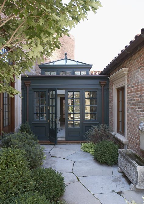 Lincoln Park Venetian – BGD&C Homes Breezeway Courtyard, Breezeway Entry, Orangery Extension, Breezeway Ideas, Exterior Details, Courtyard House, House Extensions, Parsnips, Historic Home