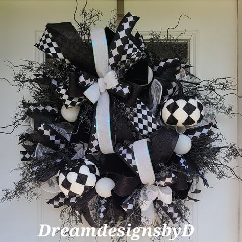 Halloween Wreaths, Shatterproof Ornaments, Custom Gift Wrapping, Xmas Wreaths, Door Wreath Hanger, How To Make Wreaths, Deco Mesh, Halloween Diy, Halloween Decor