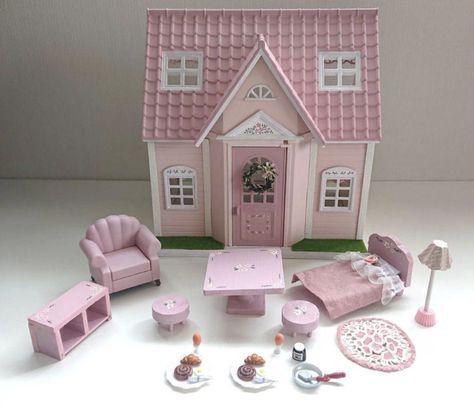 Sylvanian Family House, Calico Critters House Makeover, Diy Sylvanian Families, Doll House Aesthetic, Sylvanian Families House, Pink Dollhouse, Soft Kidcore Aesthetic, Calico Critters Families, Sylvanian Family