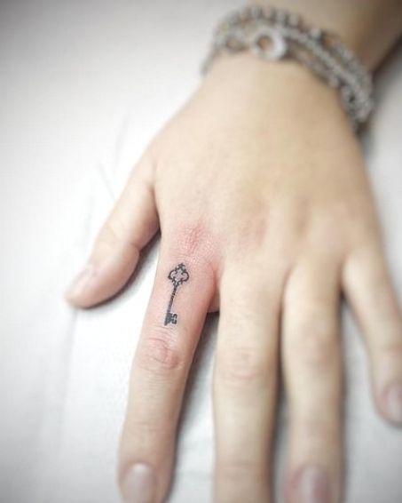 Key Finger Tattoo, Small Key Tattoos, Short Tattoo, Tattoo Placement Ideas, Small Tattoo Ideas For Women, Small Tattoos For Women, Small Heart Tattoos, Key Tattoos, Key Tattoo