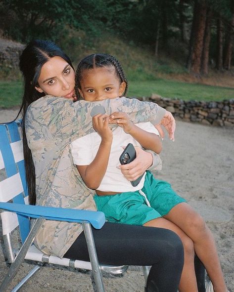 Kim Kardashian Son, Third Pregnancy, Saint West, Kardashian Kids, Broken Arm, Jenner Family, Kim Kardashian And Kanye, Mommy Goals, Kardashian Family