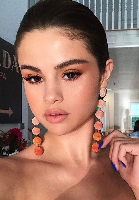 Celebrities proclaim this to be the hottest eye-shadow color for spring... see how they're styling these beauty must haves...Love this darker neutral on Selena Gomez Selena Gomez Nails, Selena Selena, Selena Gomez Makeup, Orange Makeup, Selena Gomez Style, Makeup Hacks, Celebrity Beauty, Dress Makeup, Celebrity Makeup