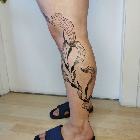 Leopold 🌙 on Instagram: “Big custom seaweeds!! Thank you so much for bringing me this idea, and sitting like an absolute champ!! . Partial stencil, partial…” Kelp Arm Tattoo, Seaweed Leg Tattoo, Kelp Forest Tattoo, Seaweed Tattoo Design, Algae Tattoo, Ocean Leg Tattoo, Kelp Tattoo, Seaweed Tattoo, Beachy Tattoos