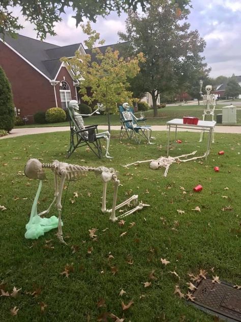 Skeleton Outside Decoration, Posable Skeleton Ideas Outside, Skeleton Poses Halloween, Funny Yard Skeleton Ideas, Funny Skeleton Pictures, Skeletons Around Fire Pit, Skeleton Ideas, Skeleton Halloween Decorations, Posable Skeleton Ideas