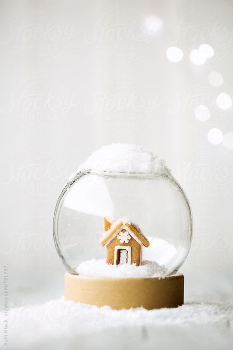 Gingerbread house snow globe by Ruth Black Diy Snow Globe, Gingerbread Village, Homemade Christmas Decorations, Christmas Snow Globes, Xmas Lights, Natural Christmas, Noel Christmas, Christmas Snow, Christmas Gingerbread