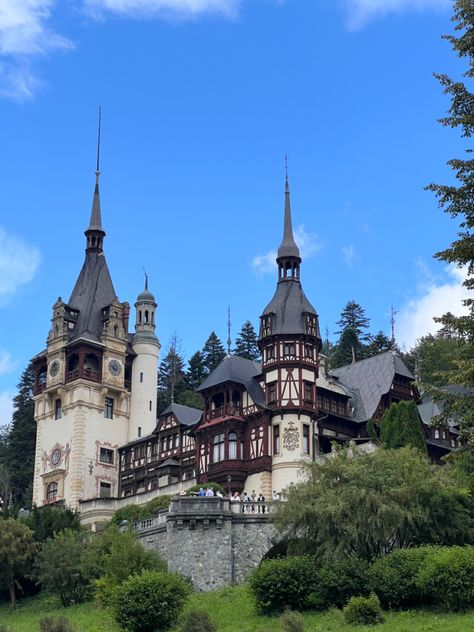 #castle #peles #castelulpeles #romania #history #travel #aesthetic Balkan Summer, Romanian Wedding, Castle Romania, Peles Castle, Fairytale Decor, Healthy Book, Summer Field, Castle Aesthetic, Iconic Buildings