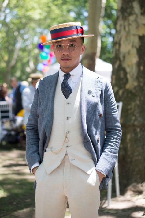 ELLE.com photographer Tyler Joe captures the chicest 1920s street style moments from the Jazz Age Lawn Party on New York City's Governors Island. Mens Roaring 20s Outfit, Mens 1920s Outfit, Cosmo Costume, Serenity Cc, Roaring 20s Outfit, 1920 Outfits, 1920s Outfit, Jazz Age Lawn Party, Jazz Outfits