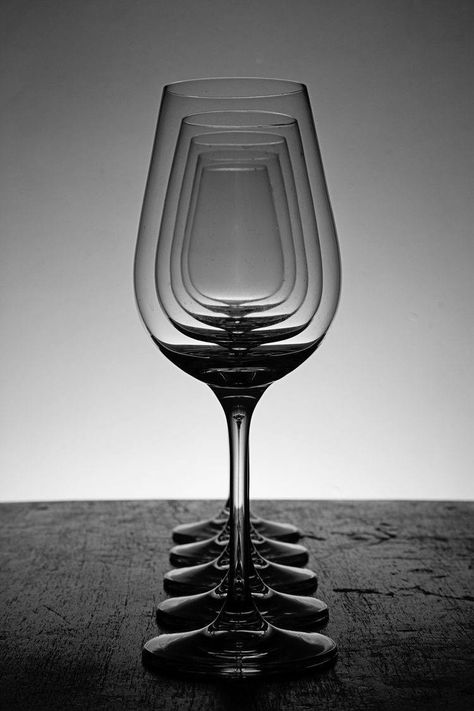 Wine Splash, Dark Field, Light And Shadow Photography, Foto Macro, Photography Ideas At Home, Weird Photography, Dark Food Photography, Pattern Photography, Glass Photography