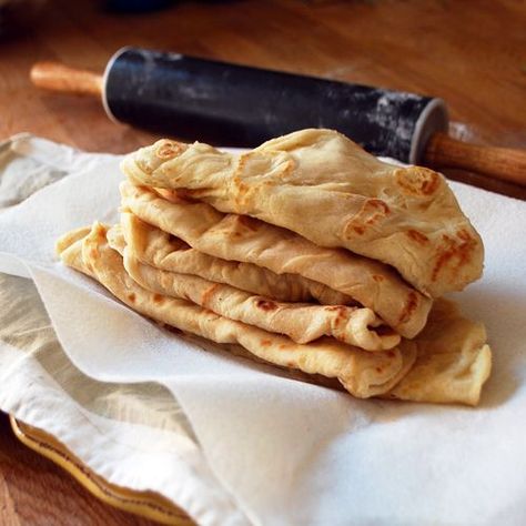 Stack of Fresh Roti Greek Pita Bread, Roti Bread, Pita Bread Recipe, Pita Recipes, Trini Food, Flat Breads, Naan Recipe, Naan Bread, Pita Bread