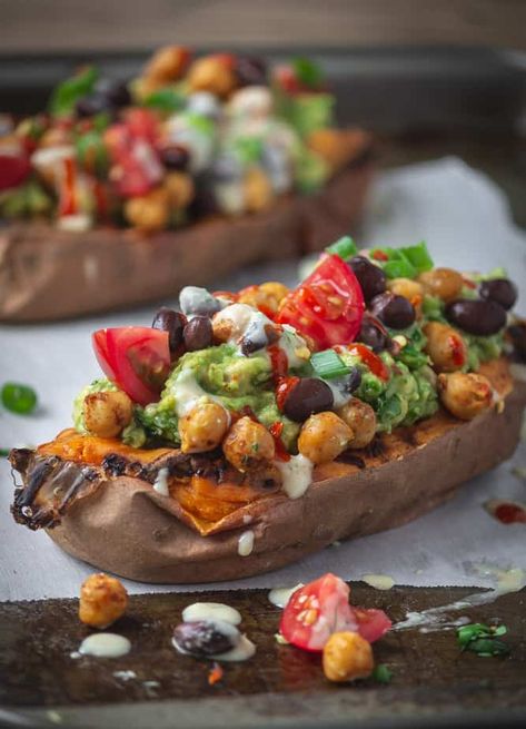 Easy Vegan Stuffed Sweet Potatoes with Black Beans Sweet Potato Guacamole, Chickpea Recipes Roasted, Potato Stuffed, Stuffed Sweet Potatoes, Vegan Dinner Recipes Easy, Sweet Potato Black Beans, Stuffed Sweet Potato Healthy, Easy Vegan Dinner, Superfood Recipes