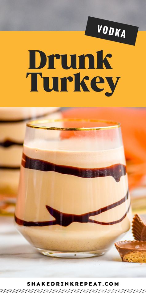 The Drunk Turkey is a peanut butter cup cocktail perfect for Thanksgiving! Peanut butter cup infused vodka combined with chocolate liqueur and milk creates a decadent dessert sure to be your next guilty pleasure. Peanut Butter Vodka, Peanut Butter Vodka Drinks, Peanut Butter Cup Cocktail, Shake Drink, Vodka Recipes Drinks, Chocolate Vodka, Making Peanut Butter, Thanksgiving Cocktails, Shakes Drinks