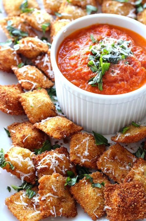 Marinara Dipping Sauce, Fried Ravioli, Think Food, Snacks Für Party, Fried Food, Tortellini, Marinara, Ravioli, Dipping Sauce