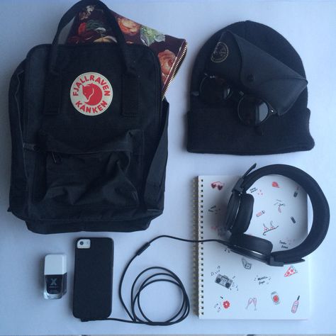 Fjallraven Kanken Mini. Winter and black ⚫️ Black Kanken Aesthetic, Kanken Aesthetic, Mochila Fjallraven Kanken, Everyday Carry Bag, Backpack Fjallraven, Fjällräven Kånken, Kanken Mini, Mens Trendy Outfits, What In My Bag