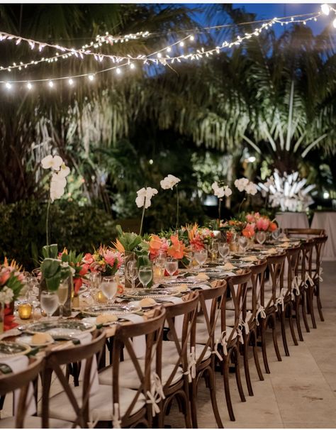 Outdoor Tropical Wedding Reception, Lagoon Wedding, Brazil Wedding, Centerpieces For Weddings, Tropical Wedding Reception, Brazilian Wedding, Tropical Greenhouses, Long Table Wedding, Tropical Wedding Theme