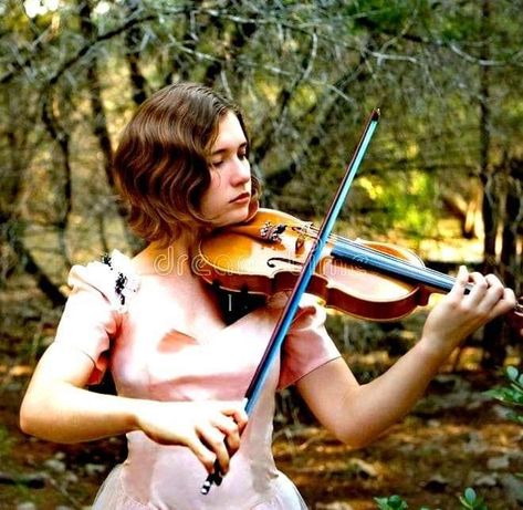 Violin Drawing, Violin Girl, Violin Stand, Violin Pics, Girl Playing Violin, Violin Photography, Playing The Violin, Musician Photography, The Violin