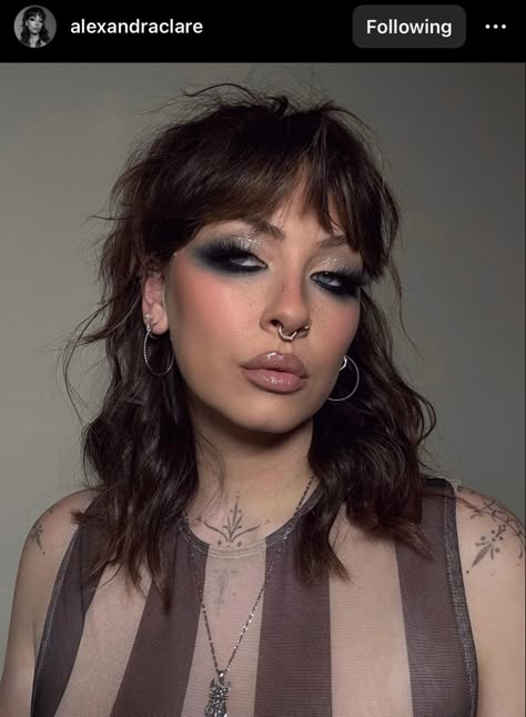 Modern Punk Makeup, 70s Rocker Makeup, Sultry Goth Makeup, Rock Glam Makeup, Pop Punk Makeup, Eye Makeup Rockstar, Rockstar Makeup Brown Eyes, Heavy Metal Makeup Looks, Rock Star Gf Makeup