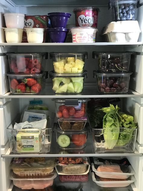 Fridge organization to keep food fresh for longer - tips to get your organised fridge looking just like you've seen on The Home Edit and keeping it that way Organized Fridge Healthy, Top Fridge Organization, Fridge Organising, Organised Fridge, Luxury Fridge, Cupboard Organisation, Weekly Food Prep, Fridge Organisation, Organising Tips