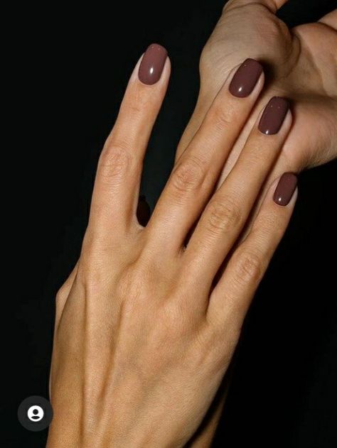 Tan Jumper Outfit, Dark Summer Nail Colors, Warm Tone Nail Colors, Squoval Nails Winter, Gel Nails Tan Skin, Nails On Brown Skin Hands, Nail Inspo For Brown Skin, Brown Hands Nails, Squoval Short Nails