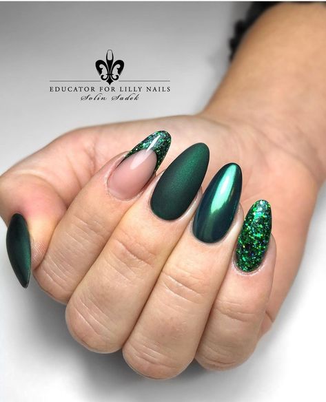 Sparkly Green Nails, Green Sparkly Nails, October Nails, Short Acrylic Nails Designs, Sparkly Nails, Xmas Nails, Fabulous Nails, Types Of Nails, Short Acrylic Nails