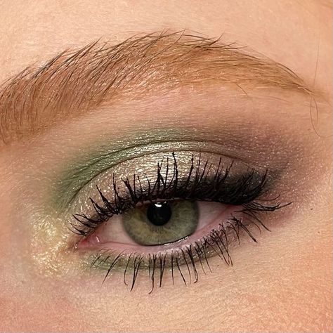 Simple Eyeshadow, Indie Makeup, Makeup Secret, Essence Cosmetics, Green Eyeshadow, Make Up Inspo, Brown Eyeshadow, Lower Lashes, Eyeshadow Primer