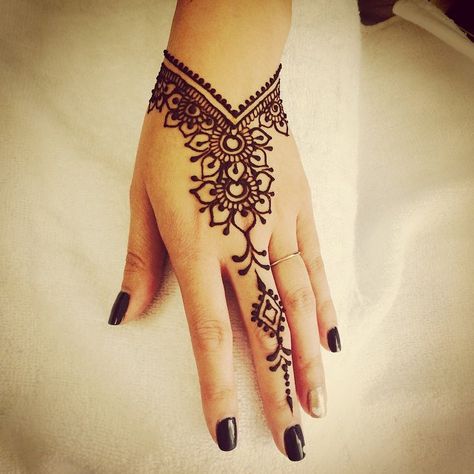 super in love with the V shape. Maybe a wrist "cuff" pattern too?                                                                                                                                                     More                                                                                                                                                     More East Henna Designs, Bracelet Henna, Cool Henna, Henna Ink, Wrist Henna, Henne Tattoo, Cuff Pattern, Henna Hand, Tato Henna