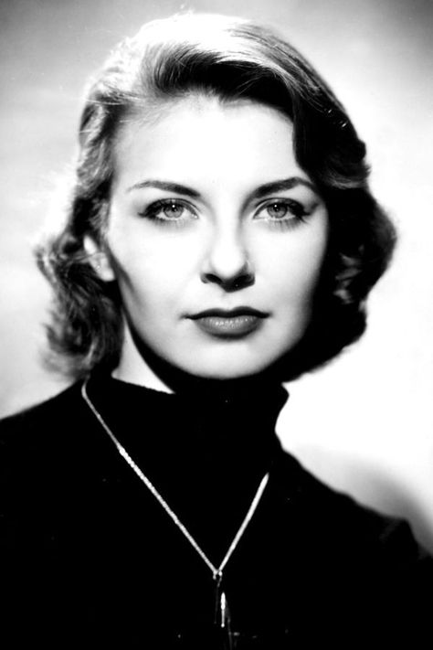 Joanne Woodward (February 27, 1930)After winning the Academy Award for The Three Faces of Eve in 1957, the Georgia-born actress married Paul Newman and went on to star in 10 movies with her husband of 50 years, including The Long Hot Summer (1958).  #refinery29 http://www.refinery29.com/old-hollywood-actresses#slide-31 Classic Movie Stars Actresses, Movie Stars Female Actresses, Hollywood Aktrisleri, Klasik Hollywood, Three Faces, Vintage Actresses, Joanne Woodward, Old Hollywood Actresses, Hollywood Photo