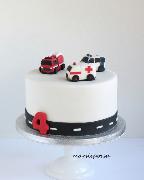 Ambulance Cake, Firefighter Birthday Cakes, 50s Bathroom Decor, 50s Bathroom, Cake Transport, Firetruck Cake, Truck Birthday Cakes, 2nd Birthday Party For Boys, Firetruck Birthday Party