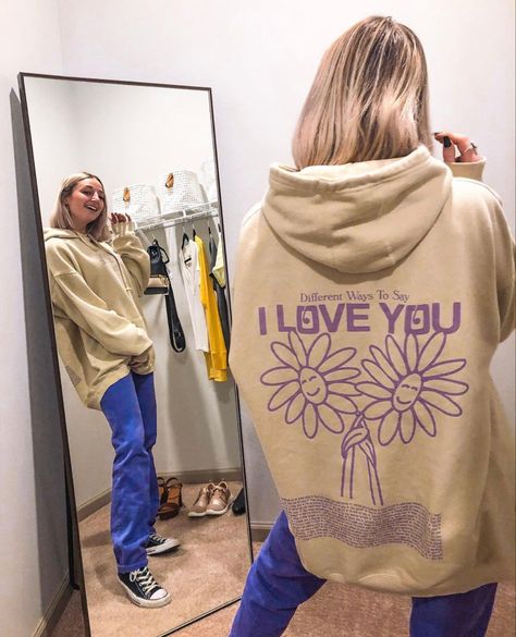 Women Hoodie Outfit, Graphic Hoodies Aesthetic, Trendy Hoodies, T Shorts, Hoodie Outfit, Work Shirts, College Outfits, Hoodie Design, Graphic Shirts