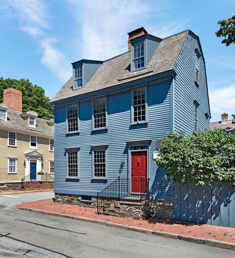 Family Love Sustains Three Colonial-era Homes in Newport - This Old House Small Colonial House, New England Colonial House, Old Colonial Homes, Small Colonial, New England Style Homes, Early American Homes, New England Colonial, House Magazine, Doris Duke