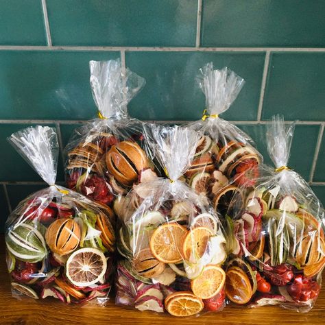 Christmas Pot Pourri, Simmer Pot Recipes, Dried Fruit Mix, Fruit Bag, Fruit Packaging, Christmas Pots, Cozy Christmas Decor, Fruit Scent, Rustic Bowls