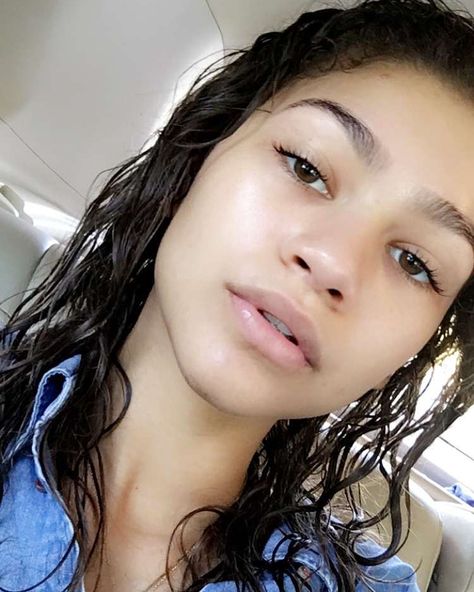 No makeup #Zendaya #zendaycoleman Estilo Zendaya, Skin Goals, Makeup Hacks Beauty Secrets, Bare Face, Beauty Goals, Zendaya Coleman, Glowy Skin, No Makeup, In A Car