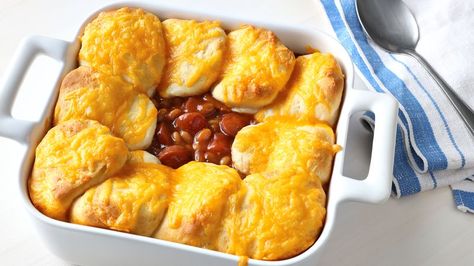 The whole family will love this bubbly casserole of hot dog slices and baked beans topped with biscuit rounds. Hot Dog Casserole Recipes, Hot Dog Casserole, Pillsbury Recipes, Hot Dog Recipes, Yummy Casseroles, Country Cooking, Fall Dinner, Dog Recipes, Baked Beans