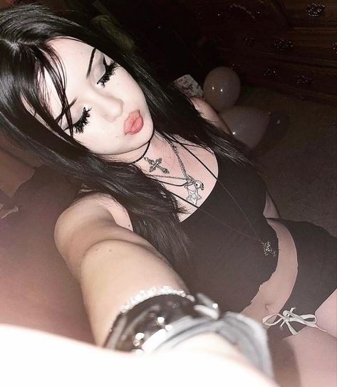 Alt Baddie Aesthetic, Fancy Outfits Aesthetic, Thick Goth Baddie, Goth Instagram Pictures, Goth Selfie Ideas, Gothic Y2k Outfits, Emo Instagram Pictures, Emo Baddie Outfits, Emo Poses