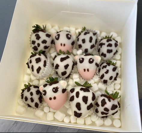 The strawberries are cow print chocolate covered white and milk chocolate box cute cows Cow Chocolate Covered Strawberries, Cow Print Strawberries, Cow Themed Birthday Party, Treat Maker, Strawberry Recipe, Chocolate Covered Strawberry Recipe, Covered Strawberry, Baby Shower Deco, Cow Birthday