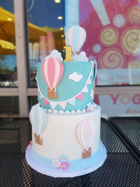 Hot Air Balloon Gender Reveal Cake, Hot Air Baloon Cakes Birthday, Hot Air Balloon Cake 1st Birthdays, Hot Balloon Cake, Hot Air Balloon Cupcakes, Pastel Snacks, Hot Air Balloon Theme Cake, Blue And White First Birthday, Hot Air Balloon Birthday Theme