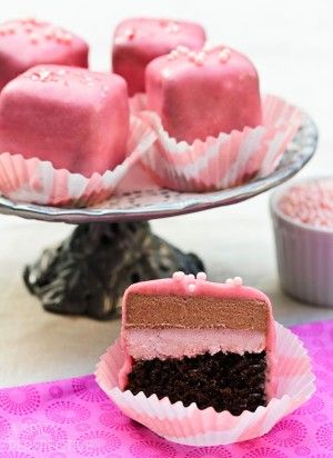 Pretty Chocolate Pomegranate Petit Fours #valentinesday Petit Four Recipes, Chocolate Pomegranate, Munnar, A Piece Of Cake, Snacks Für Party, Piece Of Cake, Valentine Treats, Chocolate Treats, Food Cakes