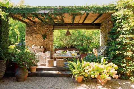 30 porches rústicos de ensueño y llenos de encanto ideales para este verano (y quedarse para siempre) Design Per Patio, Rustic Pergola, Rustic Patio, Mediterranean Landscaping, Backyard Pergola, Deck With Pergola, Patio Flooring, Pergola Kits, Pergola Plans