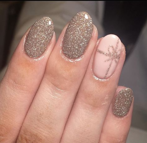 Gold And Silver Christmas Nails, Gold Sparkle Christmas Nails, Christmas Nails Snowflake Glitter, Winter Glitter Nails Sparkle, Silver And Gold Holiday Nails, Glittery Christmas Nails Sparkle, Christmas Nails Sparkly Silver Glitter, Glitter Holiday Nails, Sparkly Holiday Nails