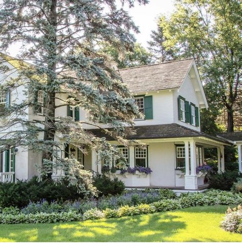 Farmhouse Old, Green Shutters, England Homes, American Farmhouse, Traditional Farmhouse, Up House, Dream House Exterior, Historic Home, Pretty House