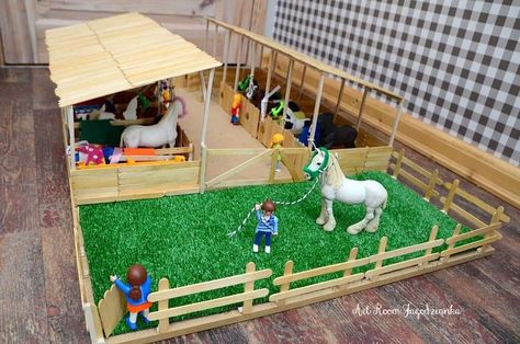 Play Farm Diy, Farm Diorama Ideas For Kids, Toy Horse Stable, Farm Toy Display, Farm Animals Preschool, 4de Verjaardag, Diy Busy Board, Popsicle Stick Crafts House, Toy Farm