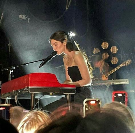 Hannah Wells, Off Campus, Dream Music, Concert Aesthetic, Artist Aesthetic, Playing Piano, Gracie Abrams, Music Aesthetic, Piano Sheet