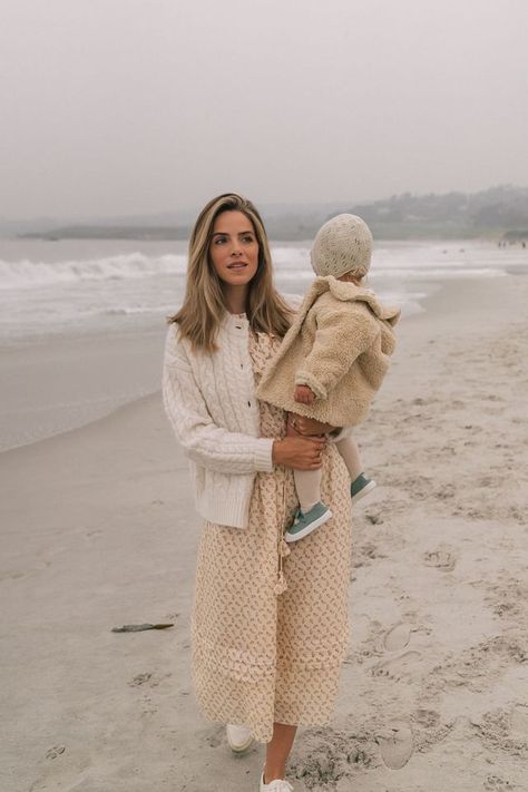 Fall Layers Over Summer Favorites Family Beach Photos Outfits, Coastal Style Outfits, Mommy And Me Photoshoot Ideas, Family Photo Outfits Summer, Winter Beach Outfit, Mommy And Me Photoshoot, Fall Knits, Mum Style, Crunchy Mom