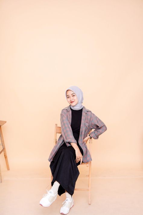 Kuliah Outfit, Outfit Ngampus, Professional Headshots Women, Dress Kebaya, Headshots Women, Studio Poses, Model Pose, Model Poses Photography, Headshots Professional